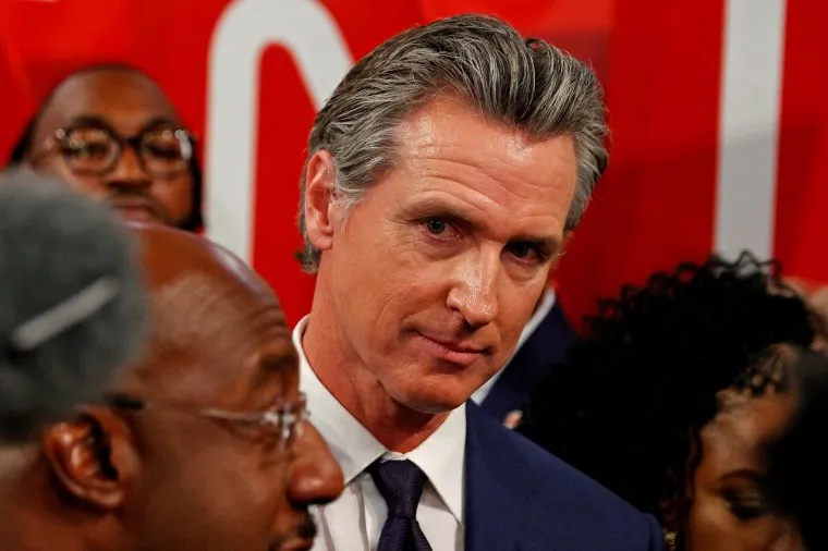 Thống đốc California Gavin Newsom được cho là có thể thay thế Biden (Ảnh: Marco Bello/Reuters)