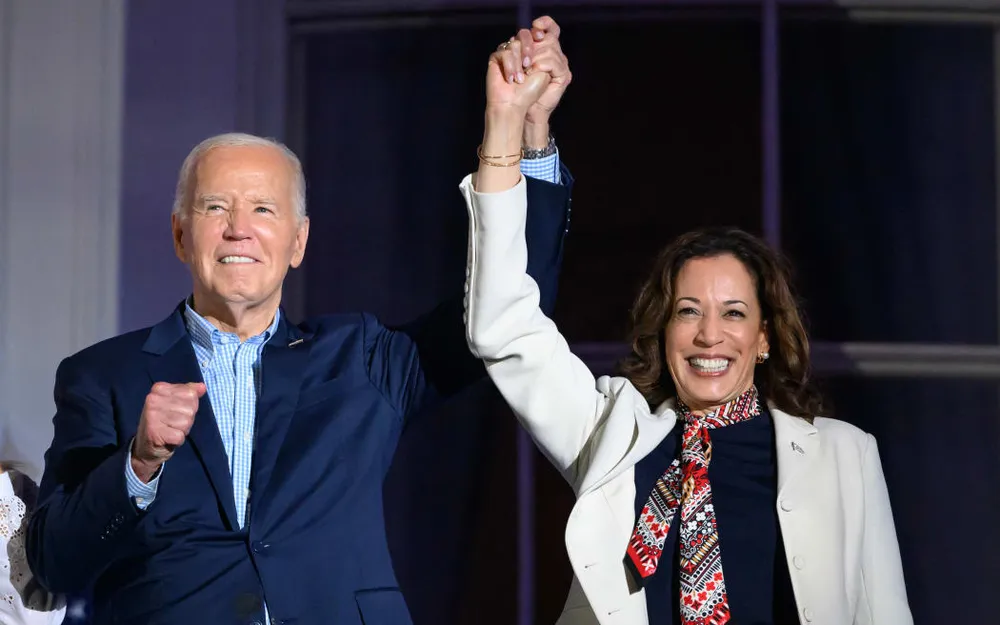 Joe Biden và Kamala Harris xem màn bắn pháo hoa mừng Ngày Độc lập của Hoa Kỳ từ Ban công Truman của Nhà Trắng ở Washington, DC, vào ngày 4 tháng 7. Ảnh: AFP