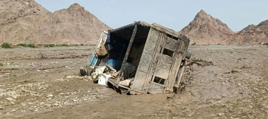 Một chiếc xe bị lũ cuốn trôi sau vụ vỡ đập Arbaat ở bang Biển Đỏ vào thứ Bảy (Ảnh: Hội đồng chủ quyền chuyển tiếp Sudan)