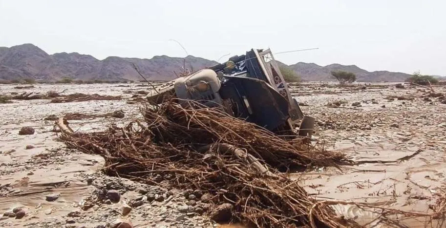 Một chiếc xe bị lũ cuốn trôi sau vụ vỡ đập Arbaat ở bang Biển Đỏ vào thứ Bảy (Ảnh: Hội đồng chủ quyền chuyển tiếp Sudan)