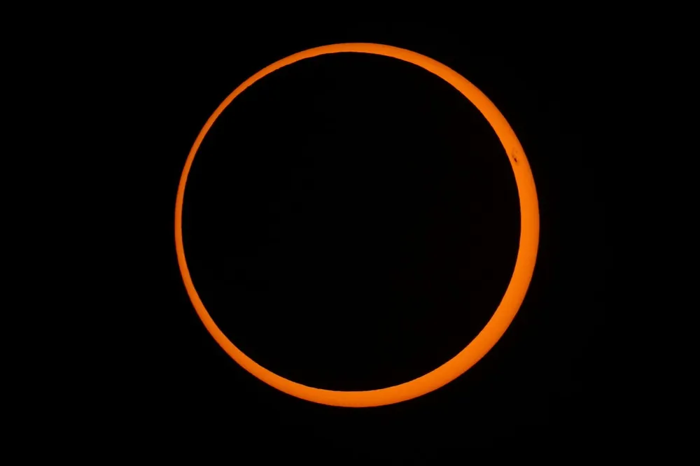 Chùm ảnh: Nhật thực tạo ra 'vòng lửa' kỳ diệu