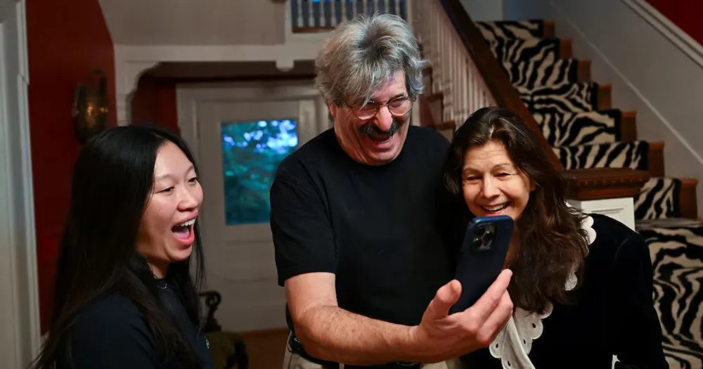 Gary Ruvkun, người đã giành giải Nobel Sinh lý học hoặc Y khoa năm 2024, vợ ông Natasha Staller và con gái Victoria Ruvkun trò chuyện với người cũng đoạt giải Nobel Victor Ambros của Trường Y khoa Đại học Massachusetts ở Worcester, qua điện thoại tại nhà riêng của ông ở Newton, Massachusetts, Hoa Kỳ ngày 7 tháng 10 năm 2024. ẢNH: Ken McGagh qua Reuters