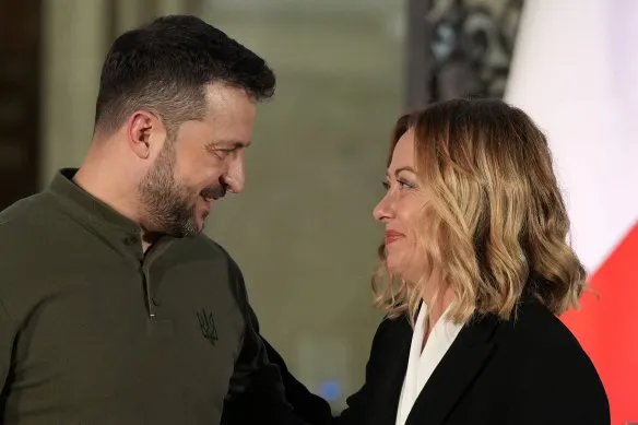 Thủ tướng Ý Giorgia Meloni (phải) cùng Tổng thống Ukraine Volodymyr Zelensky trong một cuộc họp báo ở Rome.