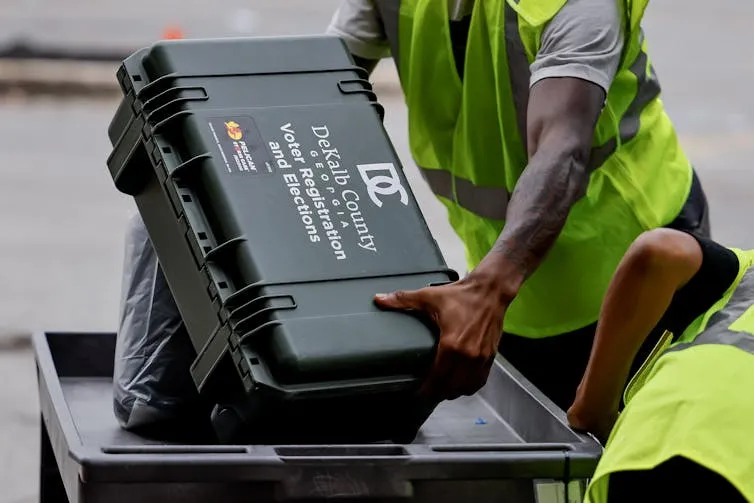 Trong trường hợp có tỷ lệ phiếu bầu sát nút, một số tiểu bang cũng có thể sẽ phải kiểm phiếu lại. EPA/ERIK S. LESSER