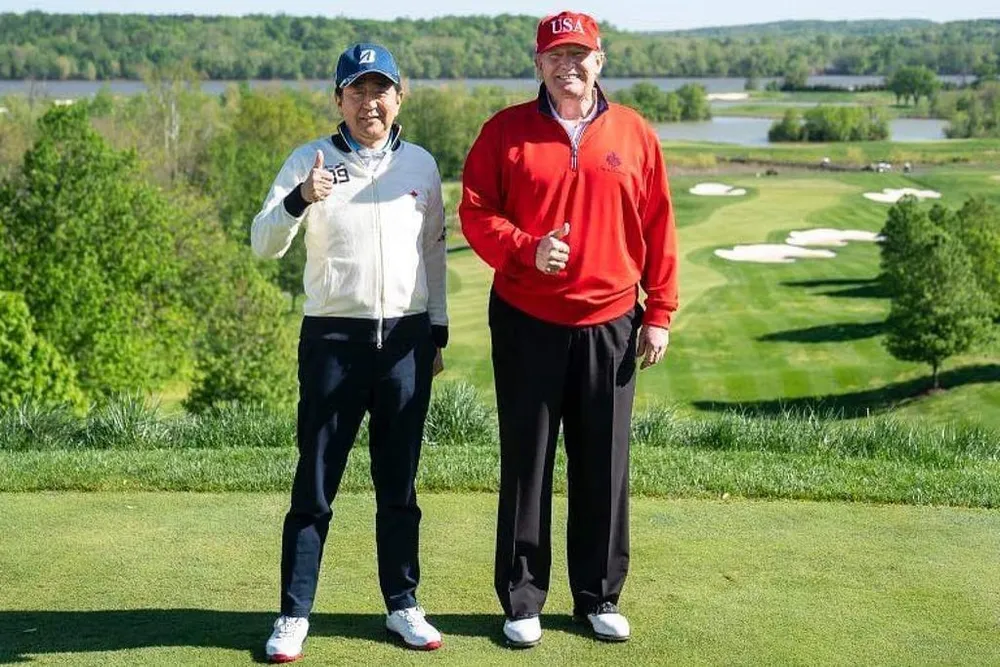Thủ Tướng Nhật Bản lúc bấy giờ Shinzo Abe và Tổng thống Hoa Kỳ Donald Trump trên sân golf. Ảnh: @realdonaldtrump/ Instagram