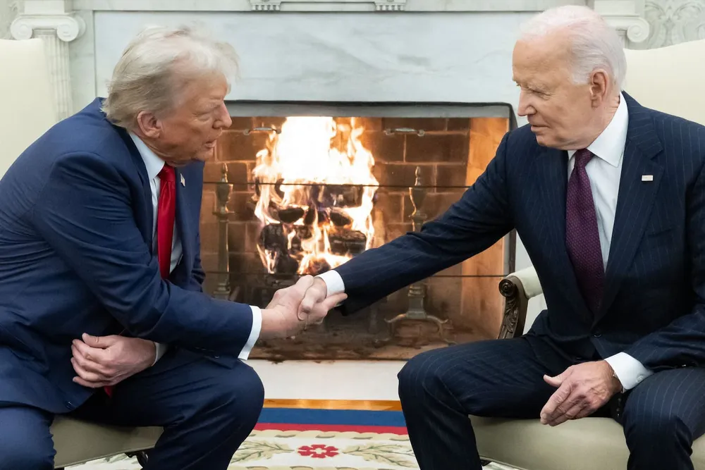 Tổng thống Hoa Kỳ Joe Biden bắt tay Tổng thống Hoa Kỳ đắc cử Donald Trump trong cuộc họp tại Phòng Bầu dục của Nhà Trắng ở Washington, DC. Ảnh / AFP