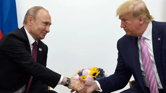 Donald Trump bắt tay Tổng thống Nga Vladimir Putin trong một cuộc gặp song phương bên lề hội nghị thượng đỉnh G-20 tại Nhật Bản năm 2019.