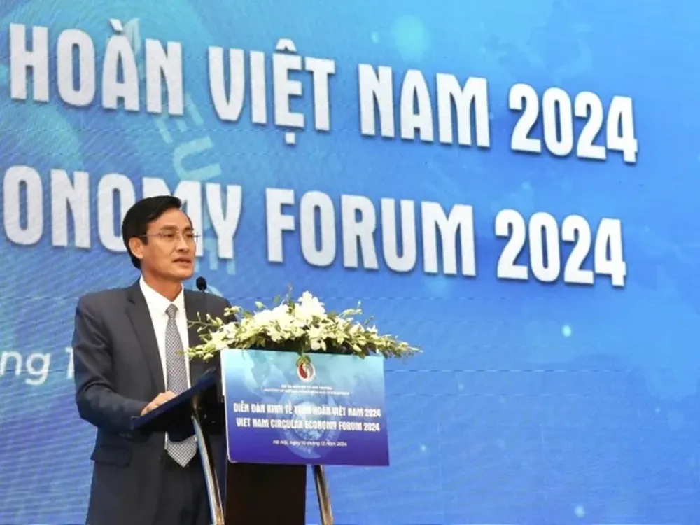 Deputy Minister of Natural Resources and Environment Tran Quy Kien speaks at the forum.__Photo: VNA