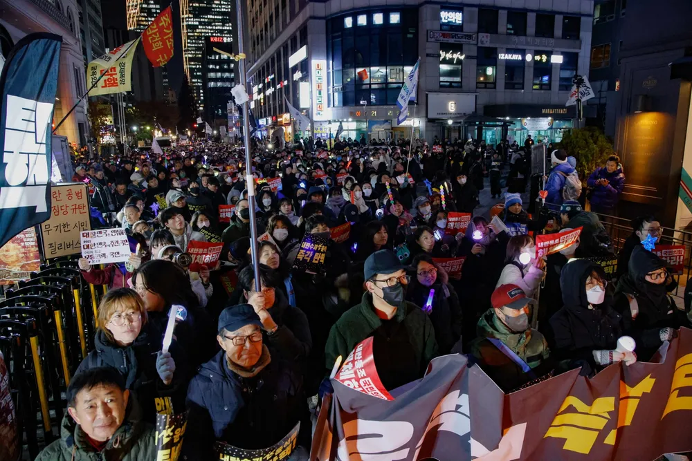 Hàng ngàn công dân tụ tập trước Quốc hội ở Seoul, Hàn Quốc, vào ngày 11/12/2024, để kêu gọi luận tội Tổng thống Yoon Suk-yeol. Getty Images