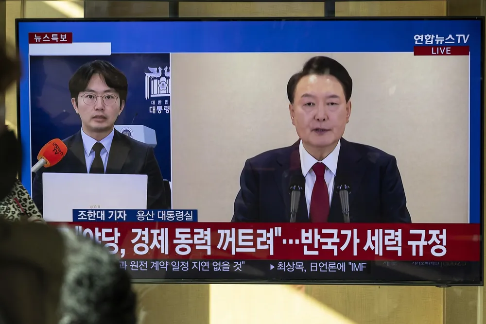 Màn hình tivi hiển thị bản tin có sự góp mặt của Tổng thống Hàn Quốc Yoon Suk Yeol tại Ga Seoul ở Seoul, Hàn Quốc, vào thứ Năm, ngày 12/12/2024. Getty Images