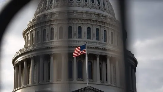 Tòa nhà Quốc hội Hoa Kỳ được chụp ảnh trước cuộc bỏ phiếu về dự luật nghị quyết tiếp tục được sửa đổi tại Washington, DC.