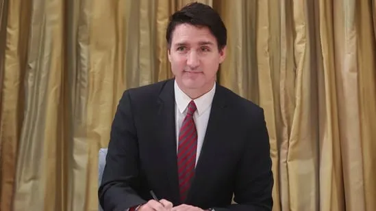 Thủ Tướng Canada Justin Trudeau ký vào sổ đăng ký khi tham gia lễ tuyên thệ tại Rideau Hall ở Ottawa, Ontario, Canada, ngày 20/12/2024. (REUTERS)