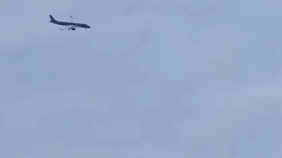 Chiếc máy bay được cho là đã bị rơi gần sân bay Aktau ở Kazakhstan (X/@BNONews)