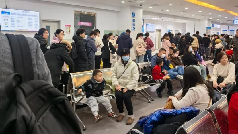 Một hàng người uốn lượn tại khoa Cấp cứu của Trung tâm Y tế Nhi Thượng Hải. (Ảnh: Xiaohongshu/Evelyn.Z)