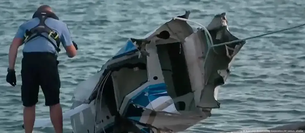 Các mảnh vỡ của máy bay bị rơi đang được trục vớt từ biển.