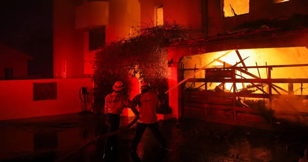 Cháy rừng lan đến Hollywood, 100.000 người được lệnh sơ tán