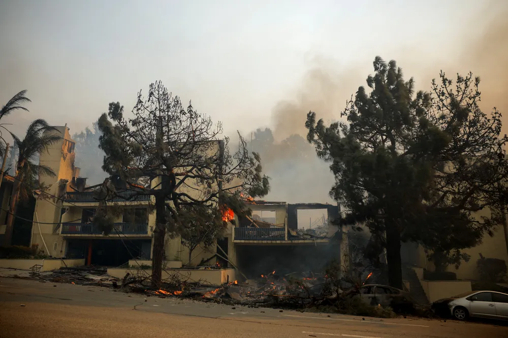 Những gì còn lại của một tòa nhà bị cháy ở phía tây Los Angeles. ẢNH: Reuters