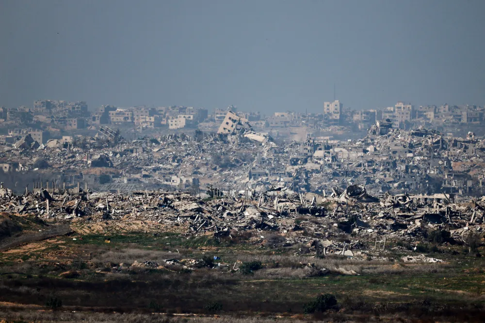Các tòa nhà nằm trong đống đổ nát ở Bắc Gaza, trong bối cảnh cuộc xung đột đang diễn ra giữa Israel và Hamas, nhìn từ Israel, ngày 13 tháng 1 năm 2025. ẢNH: Reuters
