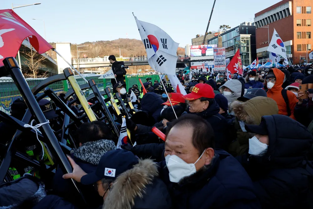 Những người ủng hộ Tổng thống Hàn Quốc bị luận tội Yoon Suk Yeol xô xát với cảnh sát khi chính quyền tìm cách thực hiện lệnh bắt giữ, tại Seoul, ngày 15/1. Tyrone Siu/Reuters