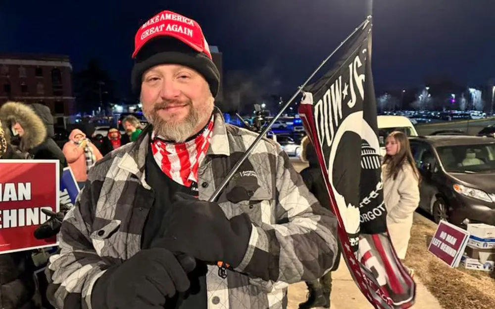 Damian Rodriguez đã tham gia cùng những người ủng hộ bên ngoài Nhà tù DC sau khi lệnh được ký. Ảnh: ABC News / Jade Macmillan