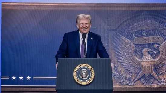 Tổng thống Hoa Kỳ Donald Trump xuất hiện trên màn hình lớn trong bài phát biểu qua hội nghị truyền hình tại cuộc họp thường niên của Diễn đàn Kinh tế Thế giới (WEF) ở Davos. (AFP)