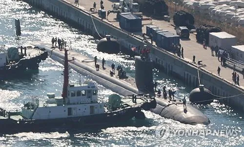Tàu ngầm chạy bằng năng lượng hạt nhân USS Alexandria cập cảng căn cứ hải quân Busan vào ngày 10/2. (Yonhap)