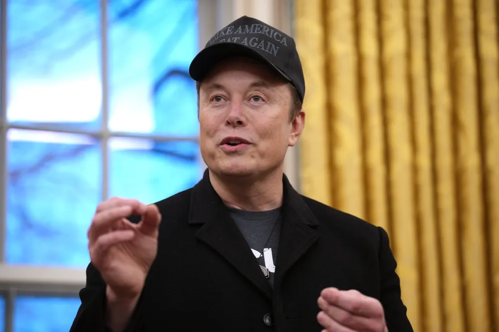Giám đốc điều hành Tesla và SpaceX Elon Musk phát biểu khi ông tham gia cùng Tổng thống Hoa Kỳ Donald Trump trong lễ ký lệnh hành pháp tại Phòng Bầu dục ở Nhà Trắng vào ngày 11 tháng 2 năm 2025 tại Washington, DC ( Getty Images )