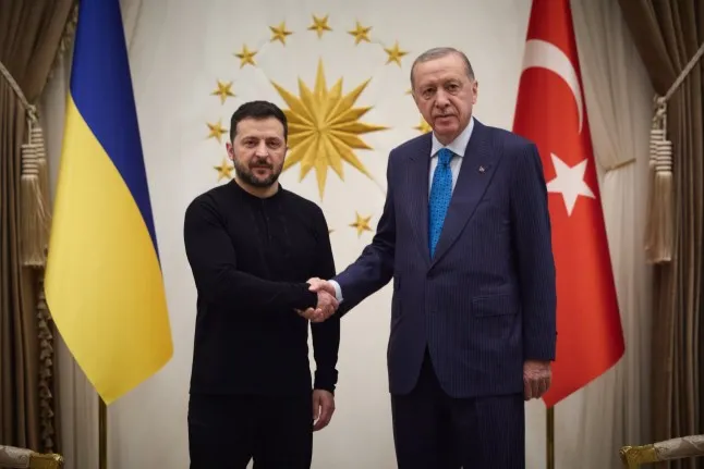 Tổng thống Ukraine Volodymyr Zelensky (trái) và Thủ tướng Thổ Nhĩ Kỳ Recep Tayyip Erdogan (phải) bắt tay nhau trước cuộc họp song phương tại Phủ Tổng thống vào thứ Ba ở Ankara (Ảnh: Rex Features)