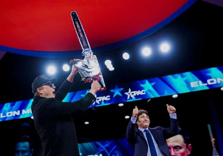 Elon Musk cầm cưa máy trong khi Tổng thống Argentina Javier Milei giơ hai ngón tay cái lên trong Hội nghị Hành động Chính trị Bảo thủ tại National Harbor, Maryland vào ngày 20/2/2025. 