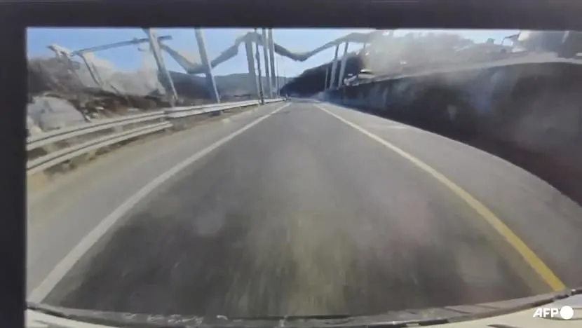 Đoạn video trích xuất từ ​​camera hành trình này do hãng thông tấn Yonhap công bố vào ngày 25/2/2025 cho thấy một cây cầu bị sập tại một công trường xây dựng đường cao tốc ở Cheonan. (Ảnh: Yonhap)