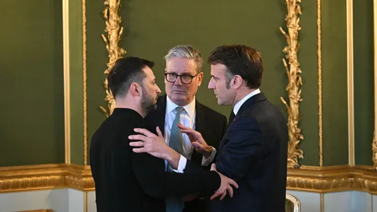 (Từ trái sang phải) Volodymyr Zelensky, Keir Starmer và Emmanuel Macron nói chuyện trong hội nghị thượng đỉnh quốc phòng. (PA_Media )