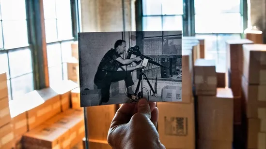 Một bức ảnh lịch sử của lực lượng thực thi pháp luật liên bang năm 1964 về cuộc điều tra sau vụ ám sát John F. Kennedy cho thấy đặc vụ FBI Robert Frazier đang tái hiện vụ ám sát JFK gần địa điểm ban đầu tại tòa nhà Texas School Book Depository ở Dallas, Texas năm 2013