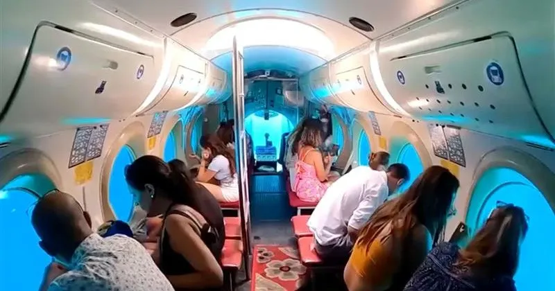 Khách du lịch trên tàu ngầm Sindbad vào năm 2022 tại Hurghada, Ai Cập.