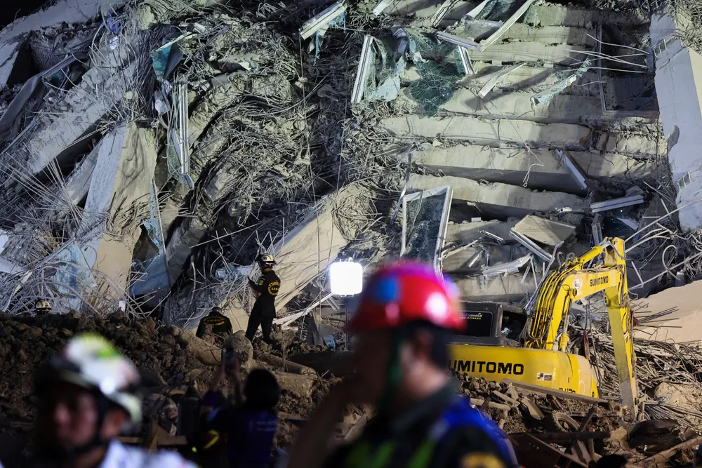 Các nhân viên cứu hộ làm việc tại hiện trường một tòa nhà bị sập sau trận động đất mạnh xảy ra ở miền trung Myanmar vào 28/3.