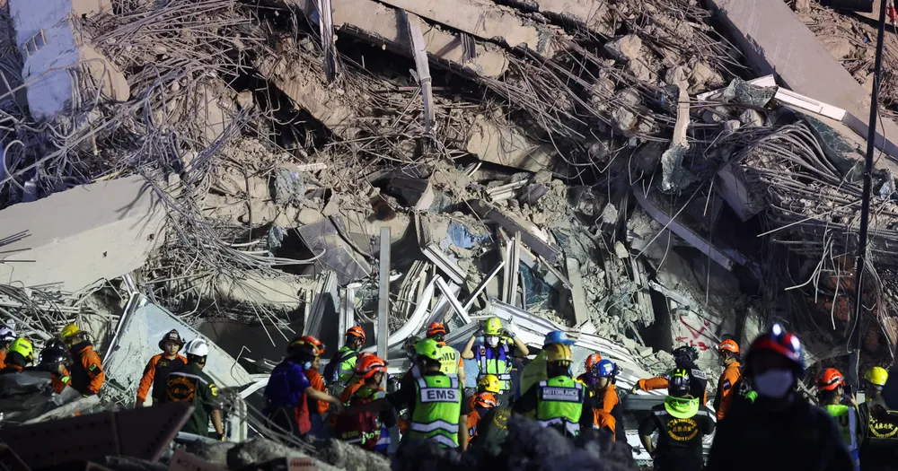 Lực lượng cứu hộ đang làm việc tại hiện trường một tòa nhà bị sập sau trận động đất mạnh xảy ra ở miền trung Myanmar