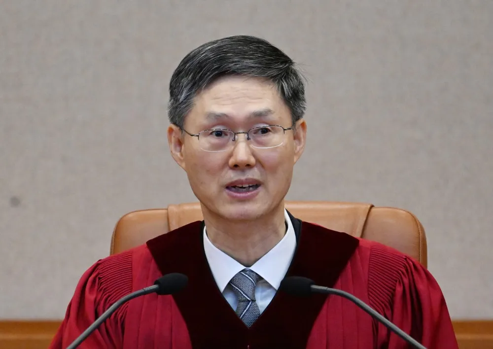 Moon Hyung-bae, quyền chánh án Tòa án Hiến pháp Hàn Quốc, phát biểu trong phán quyết cuối cùng về việc luận tội Tổng thống Hàn Quốc Yoon Suk Yeol tại Tòa án Hiến pháp ở Seoul vào ngày 4 tháng 4 năm 2025. Ảnh của Kim Min-Hee / POOL /