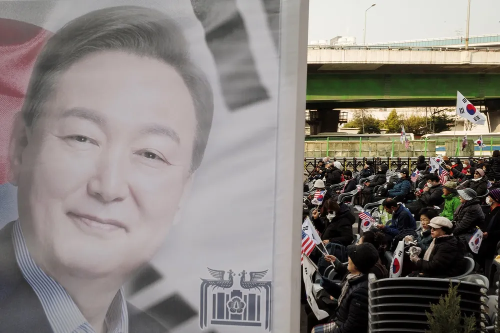 Những người ủng hộ Tổng thống Hàn Quốc Yoon Suk Yeol (ảnh bên trái) tập trung trước khi Tòa án Hiến pháp công bố phán quyết luận tội Yoon bên ngoài dinh Tổng thống ở Seoul vào ngày 4 tháng 4 năm 2025.