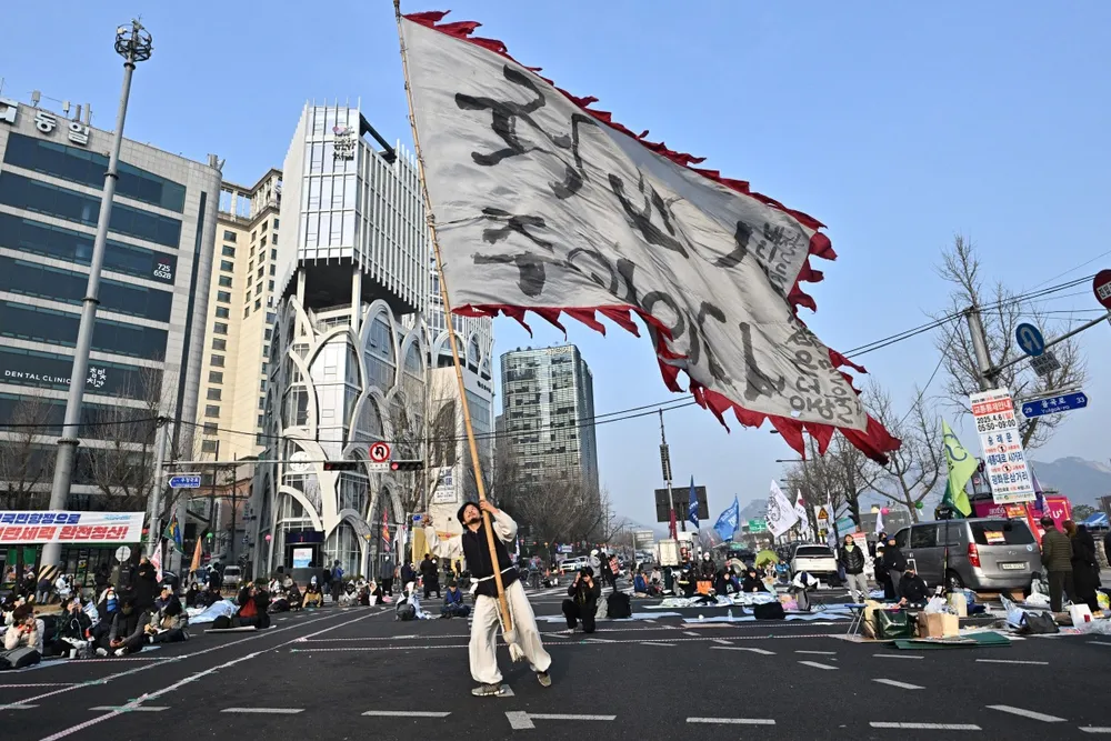 Những người phản đối Tổng thống Hàn Quốc bị luận tội Yoon Suk Yeol tập trung gần lối vào Tòa án Hiến pháp ở Seoul vào ngày 4 tháng 4 năm 2025.