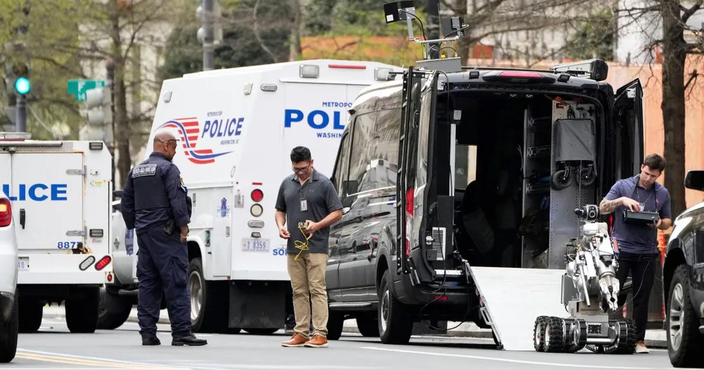 Cảnh sát Washington và các quan chức khác làm việc trong khu vực được phong tỏa xung quanh Nhà Trắng vào 3/4/2025. 