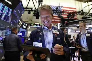 Chứng khoán và dầu Mỹ bùng nổ sau khi Trump hạ thuế