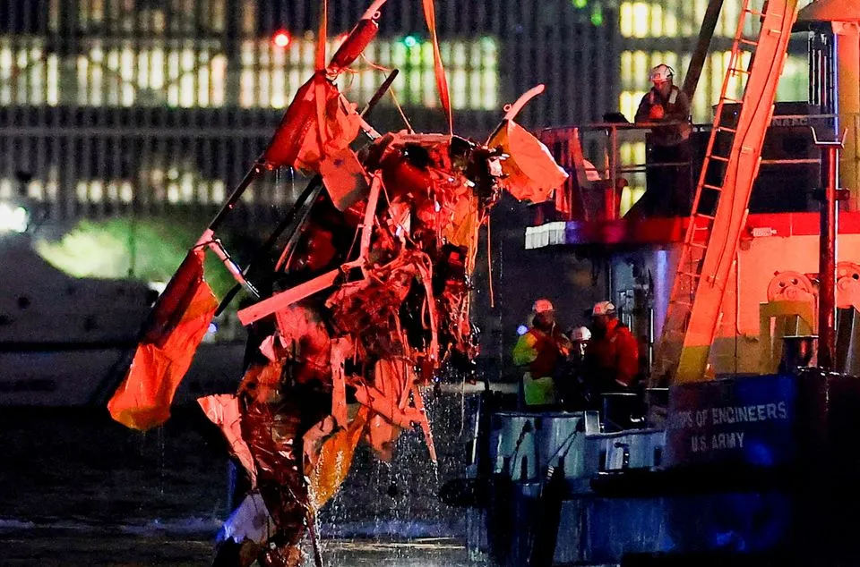 Nhân viên cứu hộ làm việc tại hiện trường vụ rơi trực thăng trên sông Hudson gần hạ Manhattan ở New York, nhìn từ Newport, New Jersey, Hoa Kỳ, ngày 10 tháng 4 năm 2025. REUTERS/Eduardo Munoz