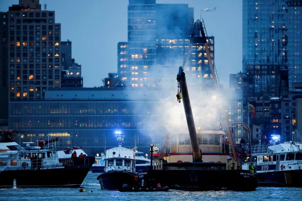 Nhân viên cứu hộ làm việc tại hiện trường vụ rơi trực thăng trên sông Hudson gần hạ Manhattan ở New York, nhìn từ Newport, New Jersey, Hoa Kỳ, ngày 10 tháng 4 năm 2025. REUTERS/Eduardo Munoz