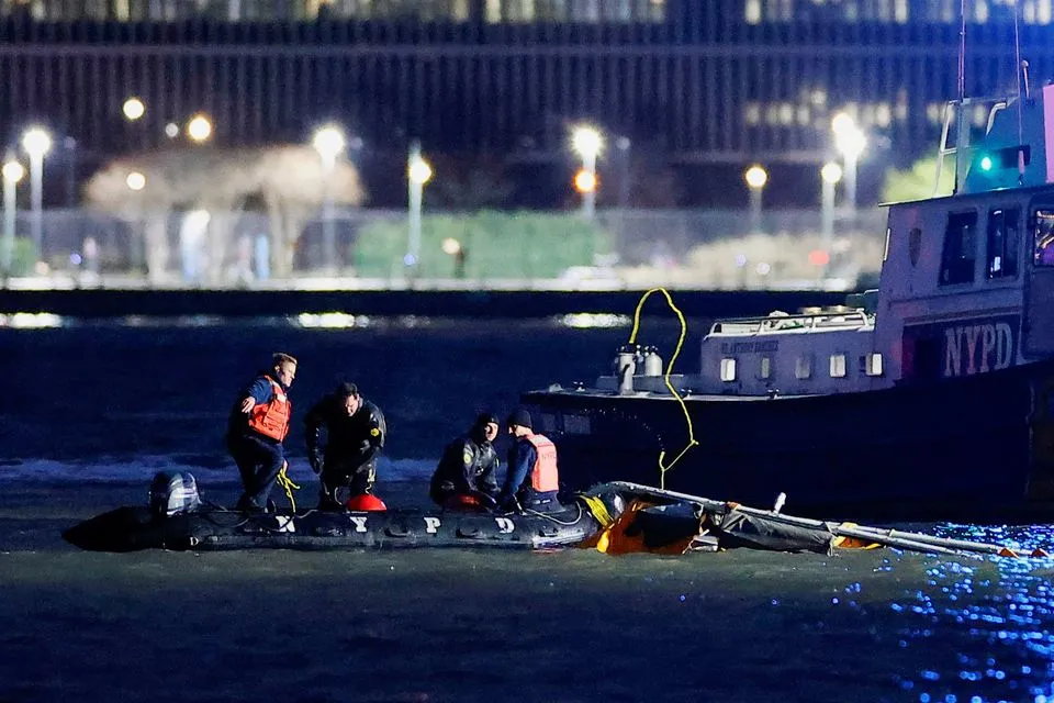 Nhân viên cứu hộ làm việc tại hiện trường vụ rơi trực thăng trên sông Hudson gần hạ Manhattan ở New York, nhìn từ Newport, New Jersey, Hoa Kỳ, ngày 10 tháng 4 năm 2025. REUTERS/Eduardo Munoz