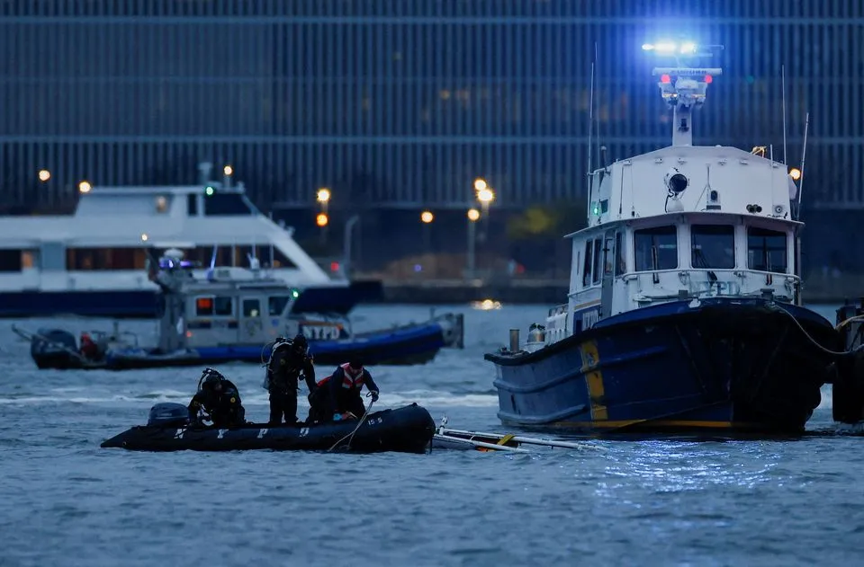 Nhân viên cứu hộ làm việc tại hiện trường vụ rơi trực thăng trên sông Hudson gần hạ Manhattan ở New York, nhìn từ Newport, New Jersey, Hoa Kỳ, ngày 10 tháng 4 năm 2025. REUTERS/Eduardo Munoz