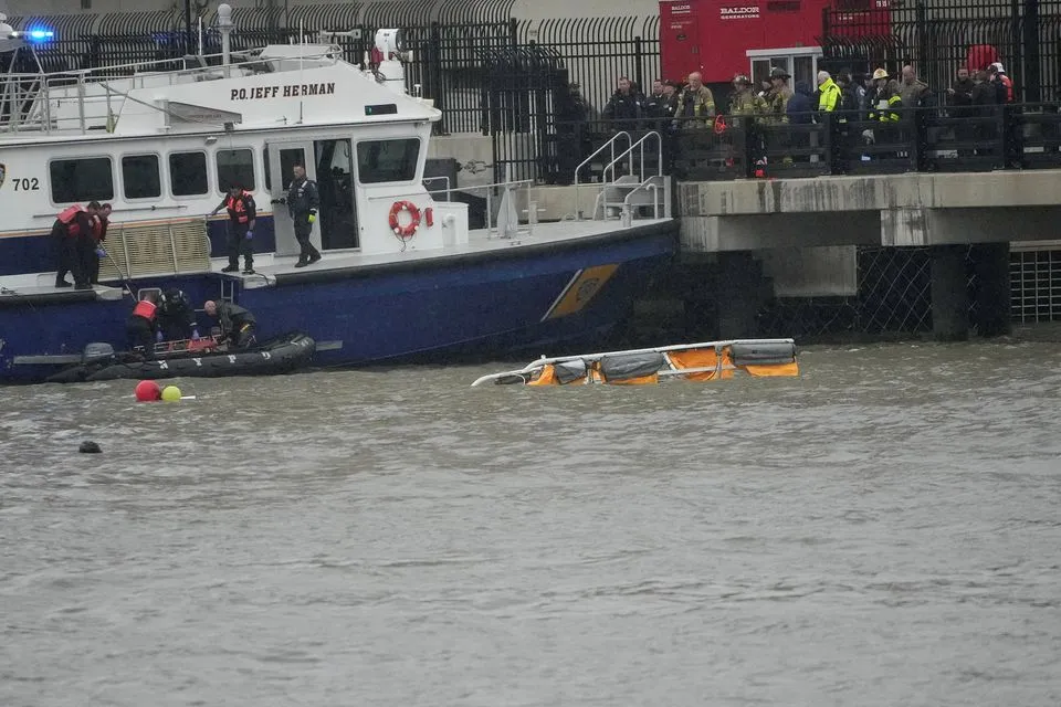 Các nhân viên cứu hộ và nhân viên cấp cứu làm việc tại hiện trường vụ rơi trực thăng trên sông Hudson gần hạ Manhattan ở New York, Hoa Kỳ, ngày 10 tháng 4 năm 2025. REUTERS/Eduardo Munoz