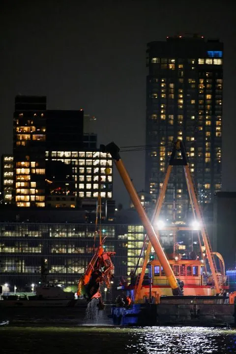 Nhân viên cứu hộ làm việc tại hiện trường vụ rơi trực thăng trên sông Hudson gần hạ Manhattan ở New York, nhìn từ Newport, New Jersey, Hoa Kỳ, ngày 10 tháng 4 năm 2025. REUTERS/Eduardo Munoz