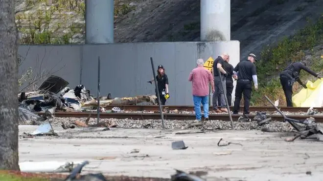 Ba người đã thiệt mạng sau khi một chiếc máy bay nhỏ rơi gần một xa lộ liên bang lớn ở Boca Raton, Nam Florida. 