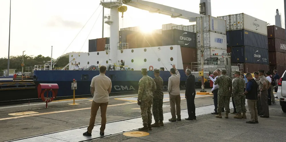 Bộ trưởng Quốc phòng Hoa Kỳ Pete Hegseth, thứ tư từ trái sang, và Quản trị viên Cơ quan Kênh đào Panama Ricaurte Vasquez vẫy tay chào công nhân trên thuyền trong chuyến tham quan Khóa Miraflores của Kênh đào Panama tại Thành phố Panama, ngày 8/4/2025.