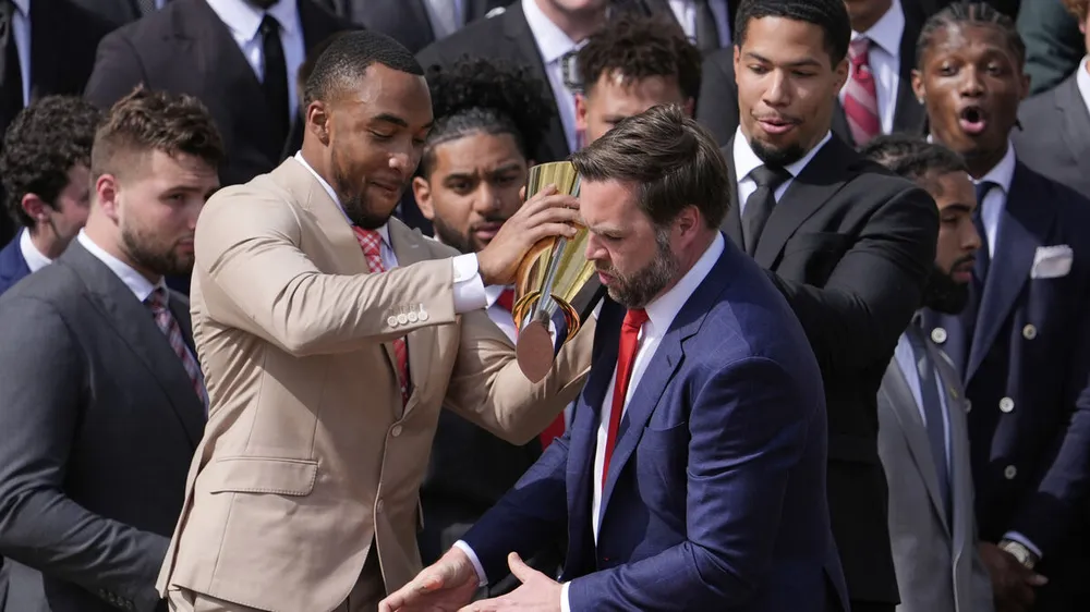 Phó Tổng thống Mỹ làm rơi Cúp Vô địch bóng bầu dục của ĐH bang Ohio 