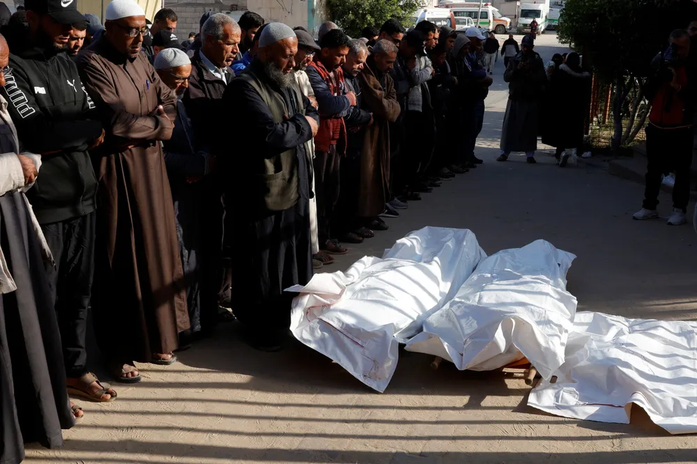 Những người thương tiếc cầu nguyện bên cạnh thi thể của những người Palestine thiệt mạng trong các cuộc không kích của Israel tại Khan Younis, Gaza, vào thứ 15/4/2025.